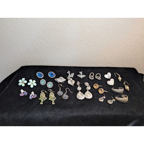 Fourteen Various Pairs of Silver Tone Earrings & One Jacket Pr Jewelry Lot - Picture 15 of 15
